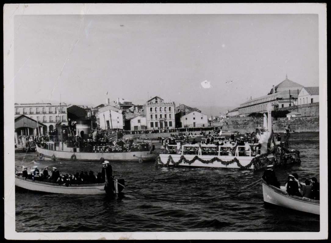 Con motivo de la fiesta de la Patrona de la Marina, la Virgen del Carmen es llevada en barco, en procesión, por el puerto.